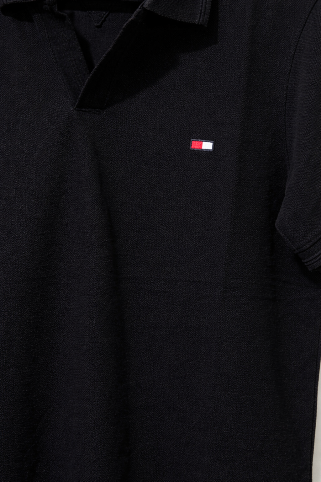 Tommy Hilfiger Black Classic Polo – Modern Casual Wear